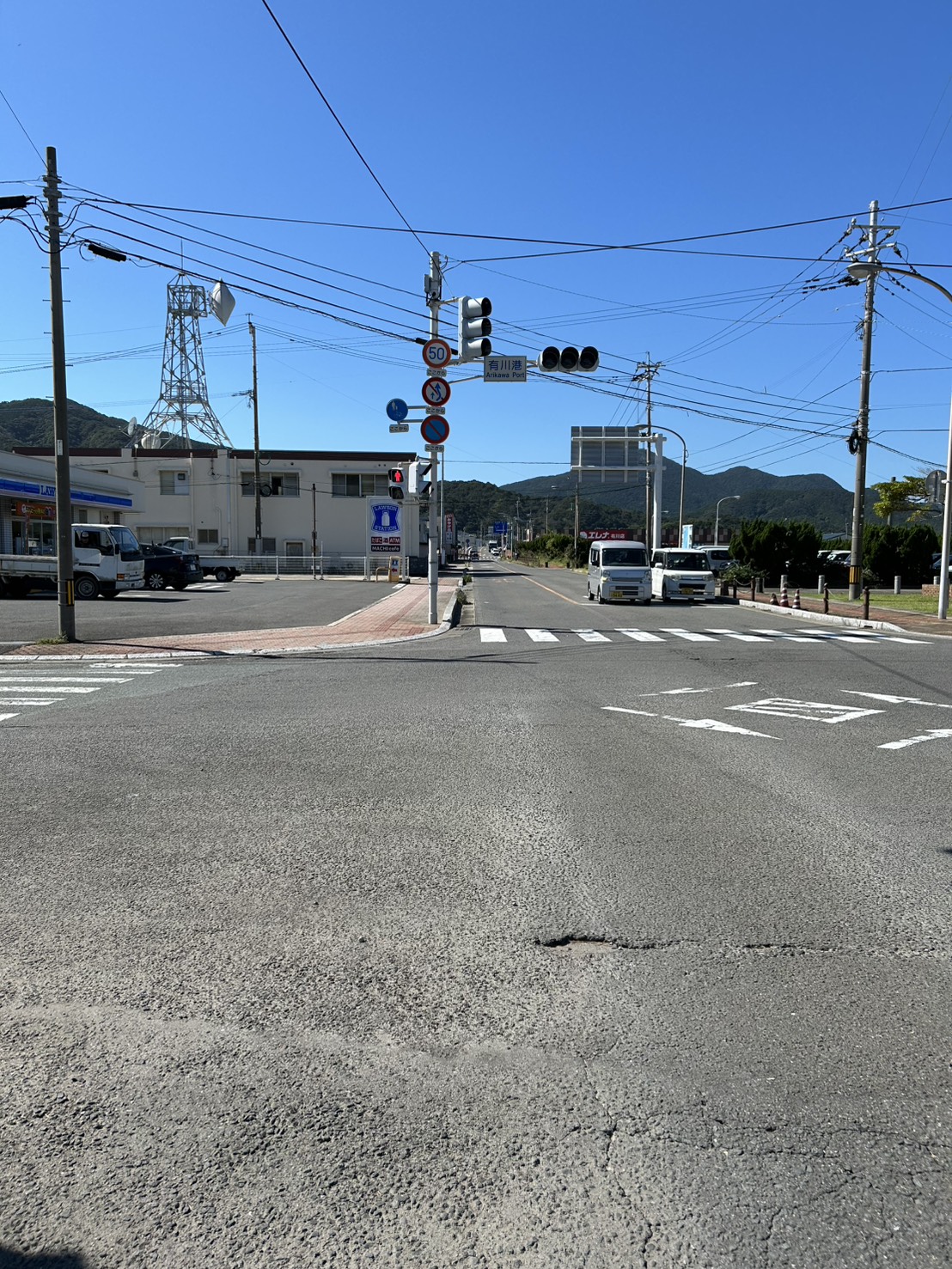 有川港交差点と右手のローソン