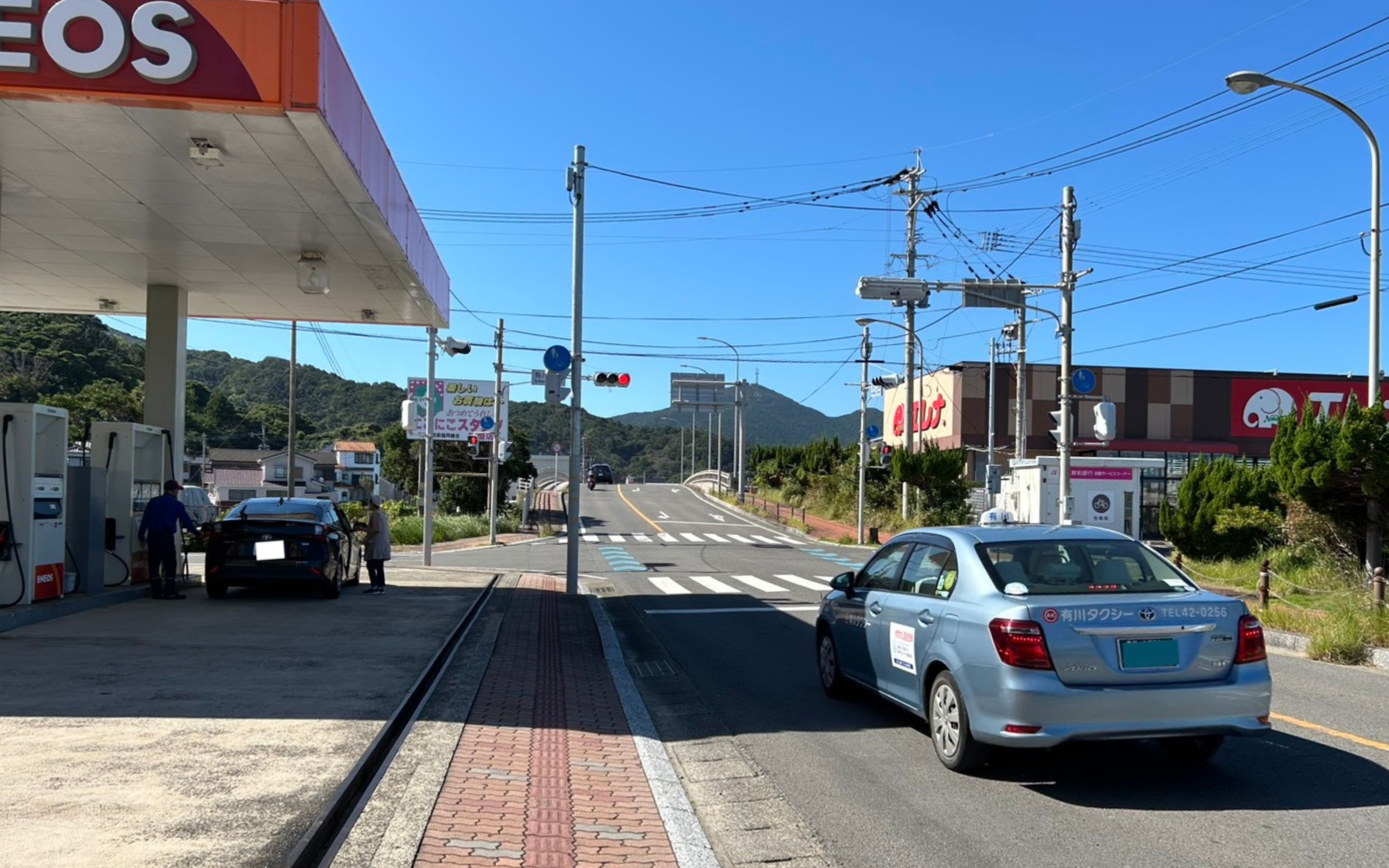 スーパーマーケット・エレナと有川大橋へ向かう道